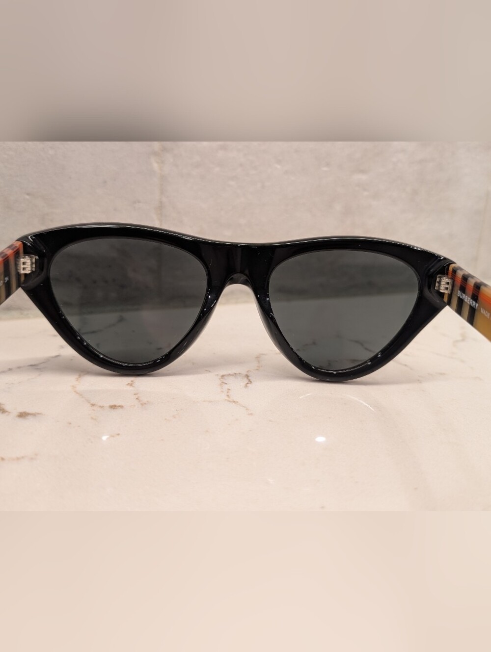 Burberry Sunglasses - GUC - Black Front Nova Check Arms - Picture 15 of 15